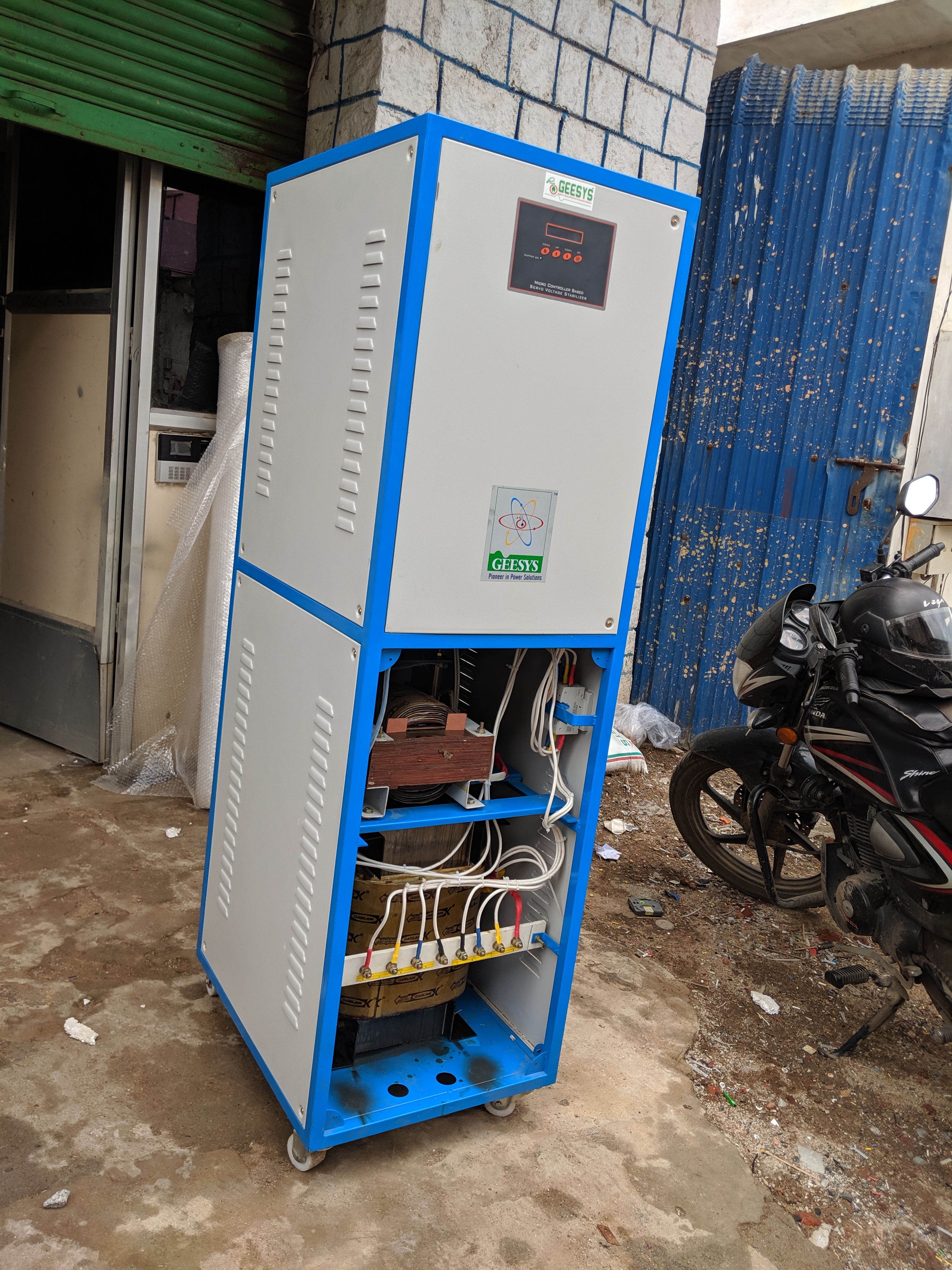 GEESYS servo stabilizer with isolation transformer