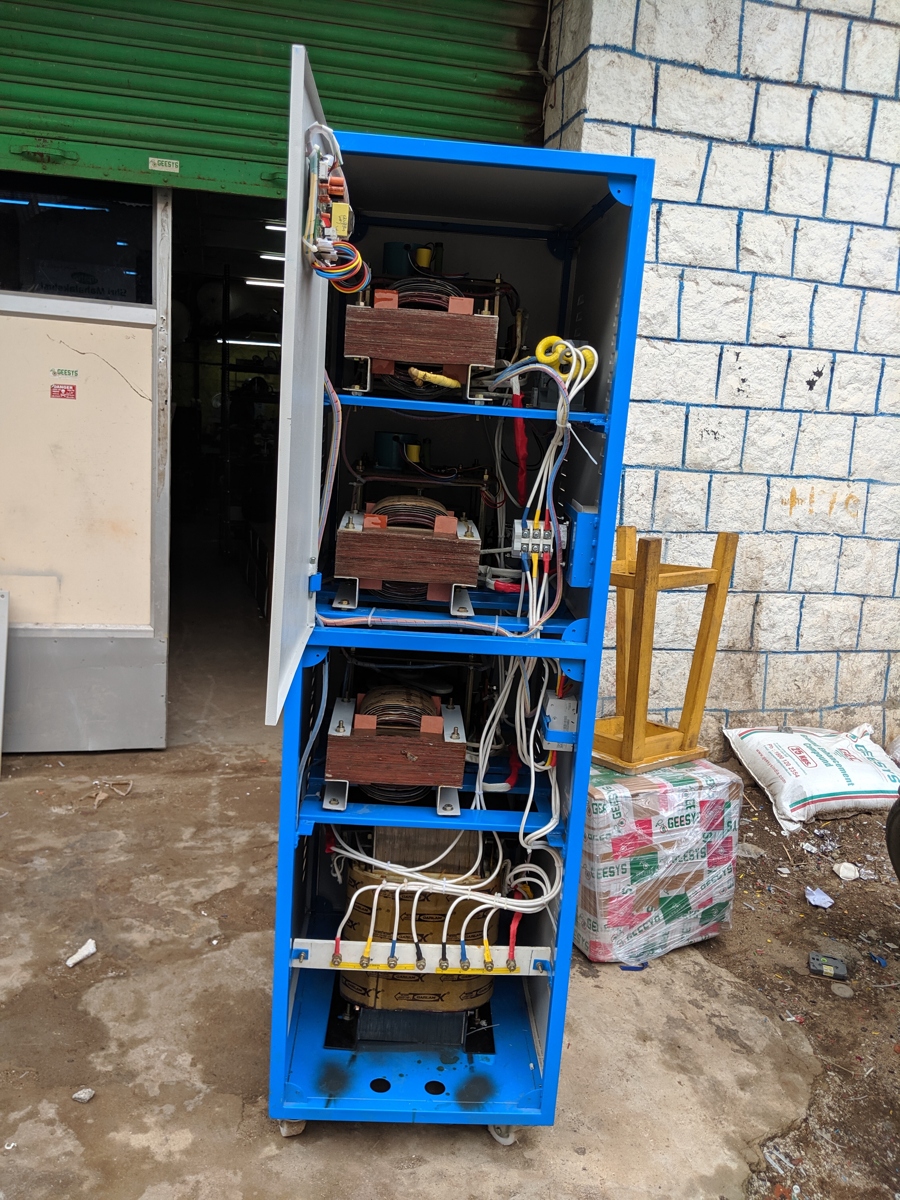 GEESYS servo stabilizer with isolation transformer