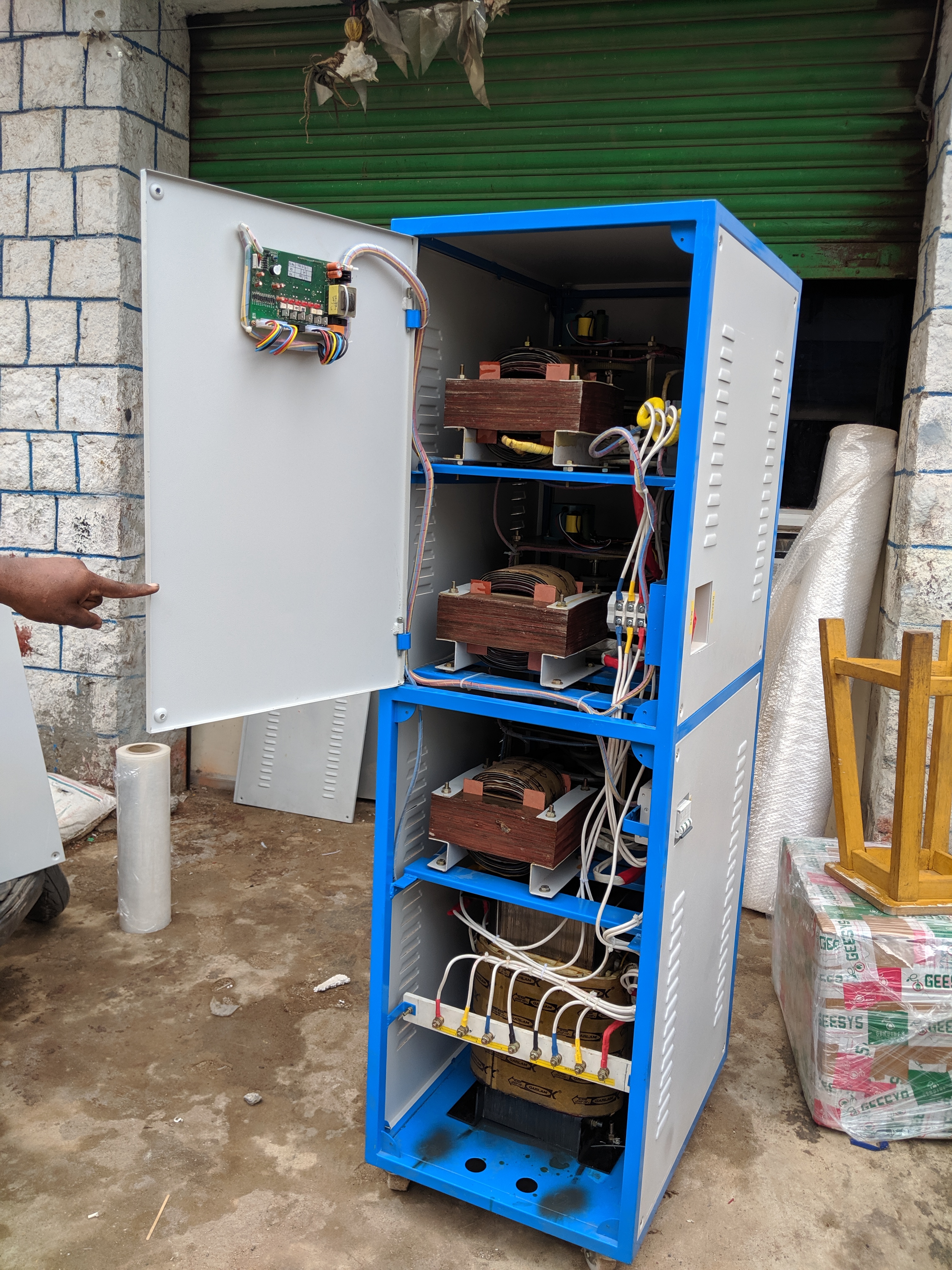 GEESYS servo stabilizer with isolation transformer